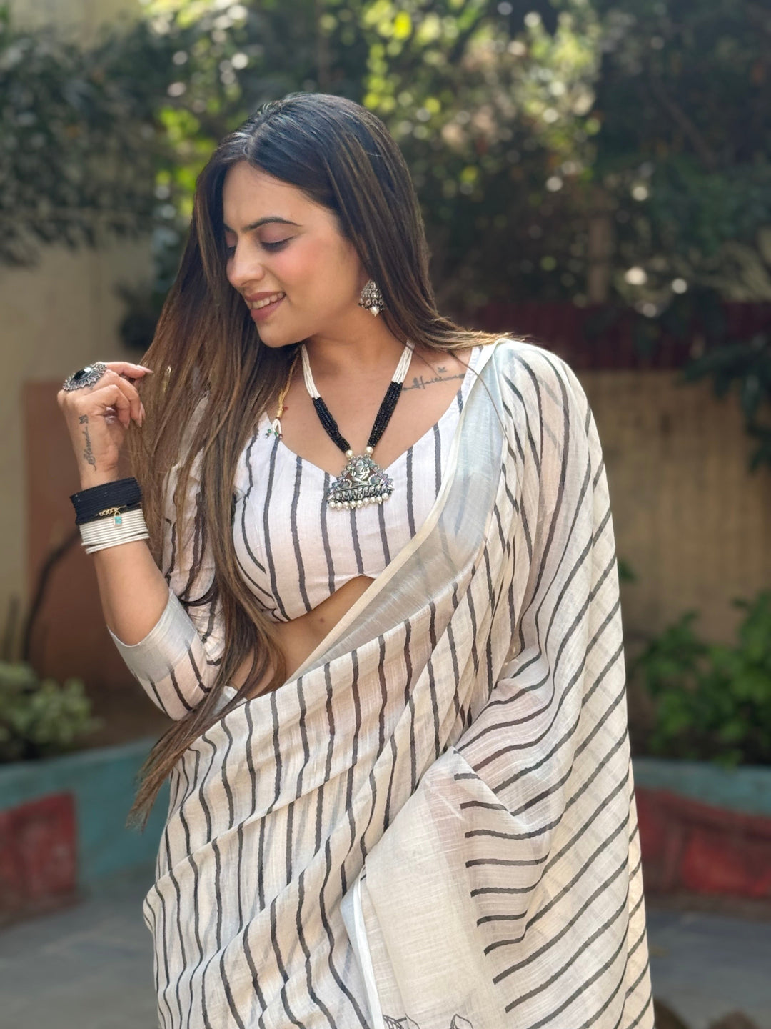 Elegant Off-White Pure Linen Digital Printed Saree with Striped Design and Unique Black Motif Pallu – Comes with Blouse Piece and Tassels