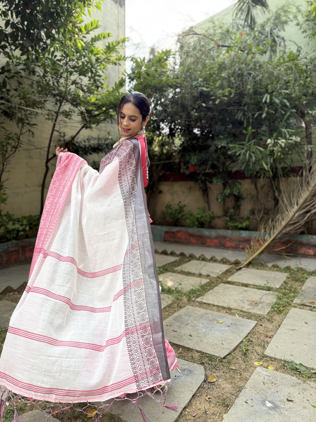 Elegant White and Pink Pure Linen Digital Printed Saree with Black Border, Tassels, and Blouse Piece – Intricate Floral and Geometric Design