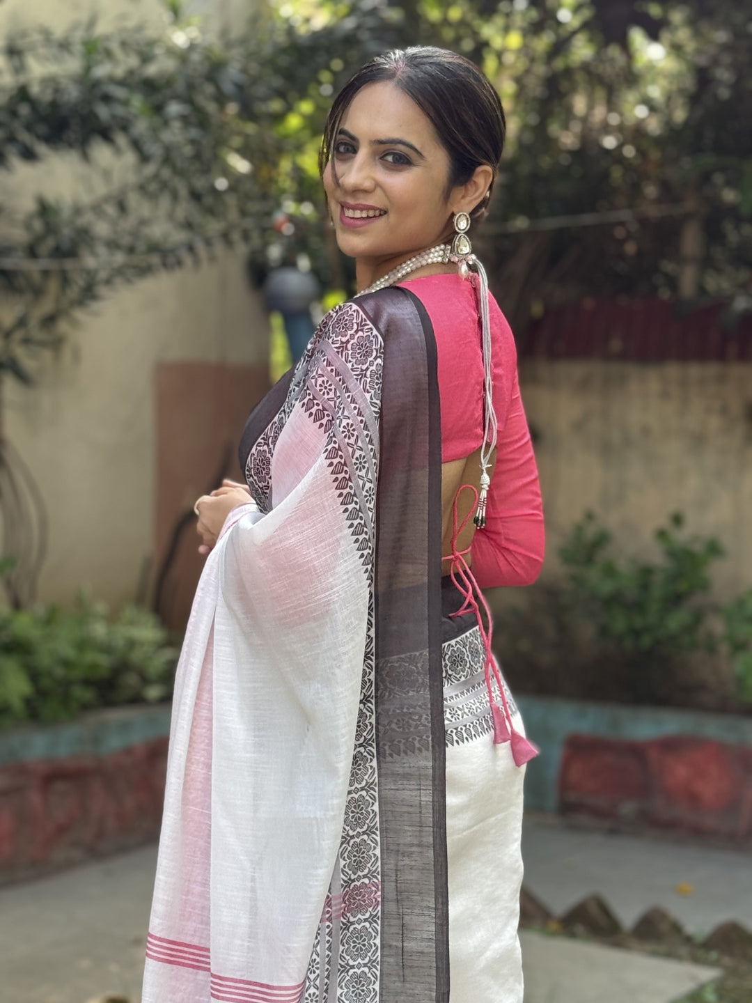 Elegant White and Pink Pure Linen Digital Printed Saree with Black Border, Tassels, and Blouse Piece – Intricate Floral and Geometric Design